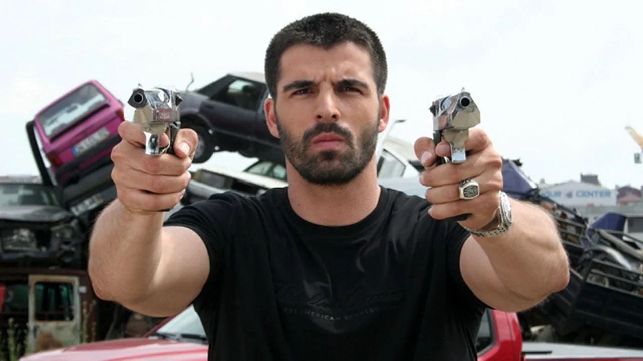 Eski oyuncu Mehmet Akif Alakurt skandal bir paylaşıma imza attı. Geçmişte de Türk kadınlarına hakaret etmişti 11