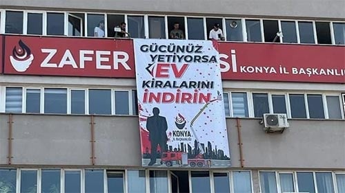 Yerli ve Milli Escobar pankartından sonra. Haftanın en güzel pankartını Erzurumlular astı. Gören herkesin aklına aynı isimler geldi 2