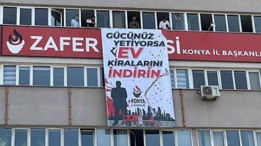 Yerli ve Milli Escobar pankartından sonra. Haftanın en güzel pankartını Erzurumlular astı. Gören herkesin aklına aynı isimler geldi 6