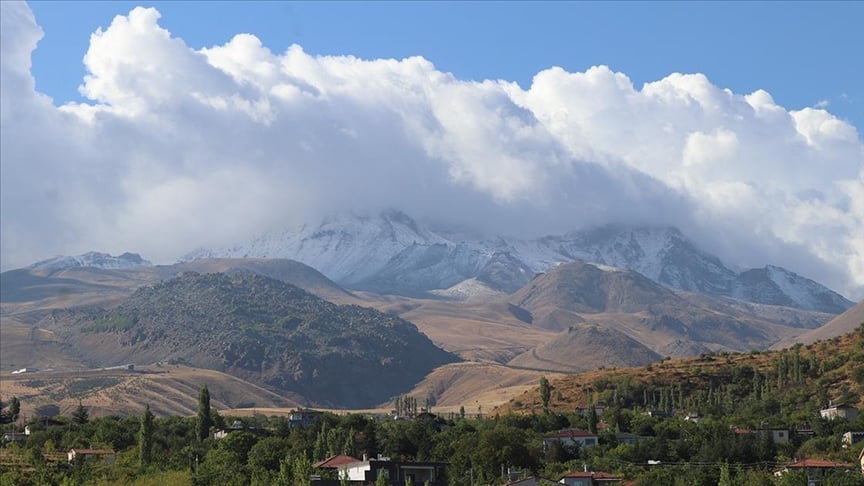 Erciyes Dağı'na mevsimin ilk karı düştü 1