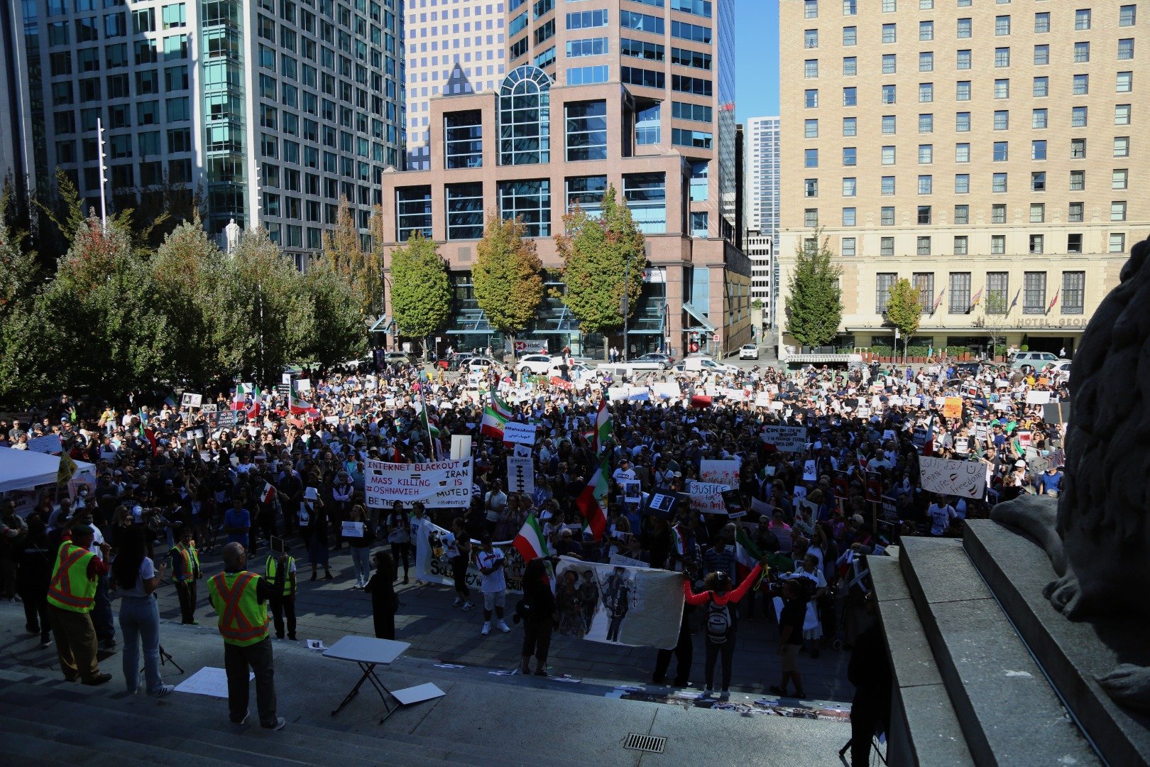 Kanada'da İranlı protestoculara destek: Kadınlar saçlarını kesti 30