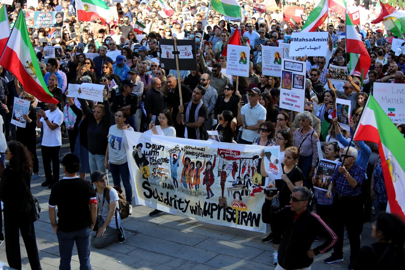 Kanada'da İranlı protestoculara destek: Kadınlar saçlarını kesti 28