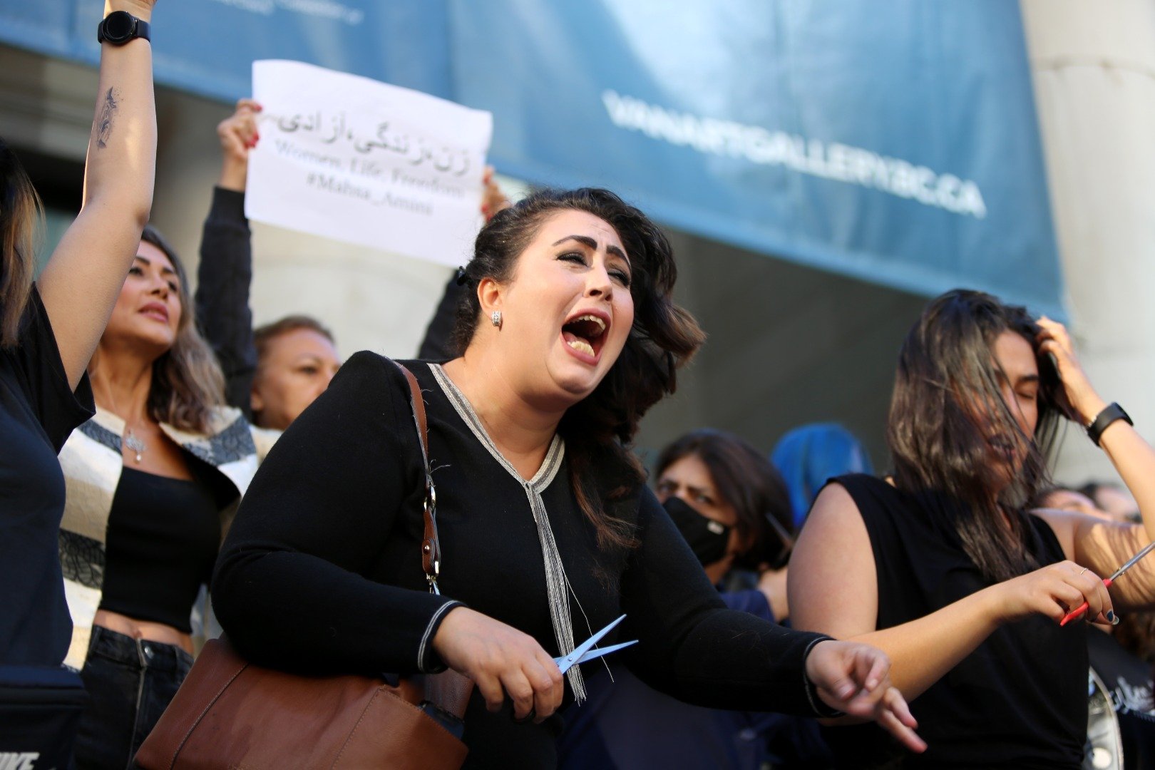 Kanada'da İranlı protestoculara destek: Kadınlar saçlarını kesti 9