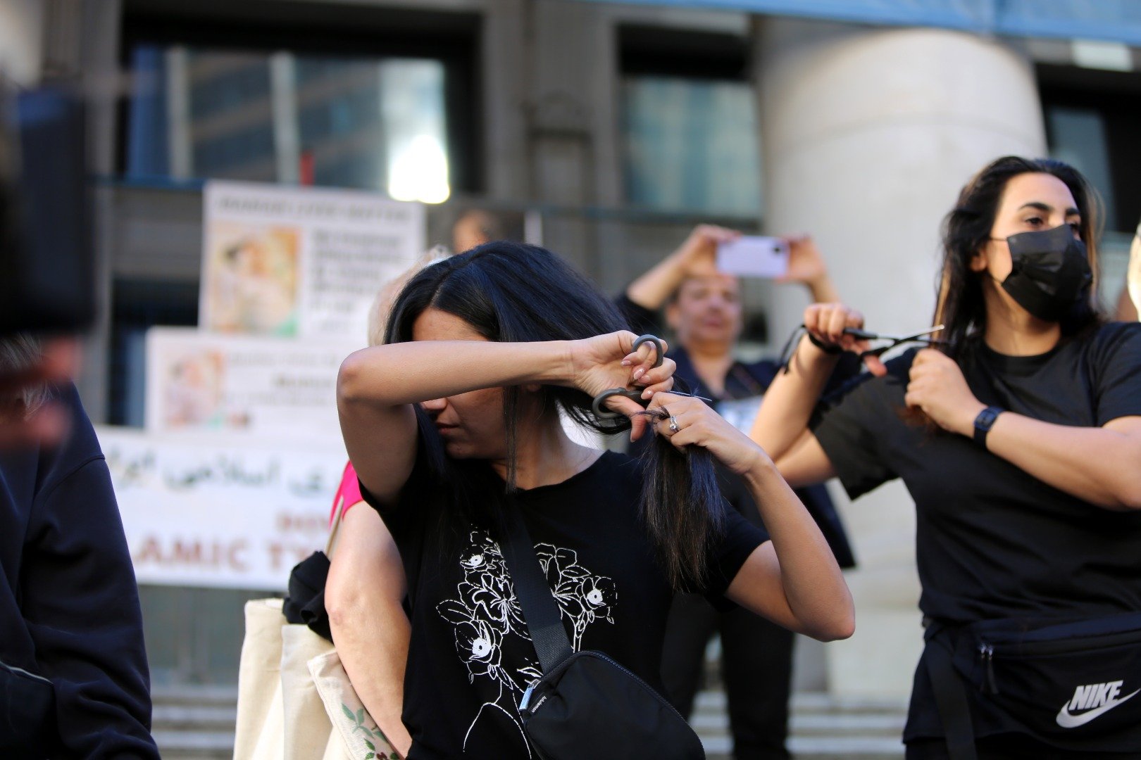 Kanada'da İranlı protestoculara destek: Kadınlar saçlarını kesti 8