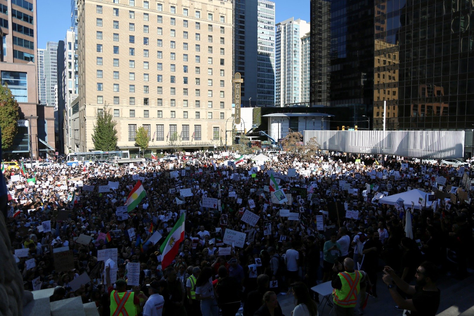 Kanada'da İranlı protestoculara destek: Kadınlar saçlarını kesti 12