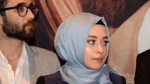 Oyuncu Fatma Büşra Ayaydın film setlerine veda edip tesettüre girdi. Kurtlar Vadisi'nde Çakır'ın kızıydı 7