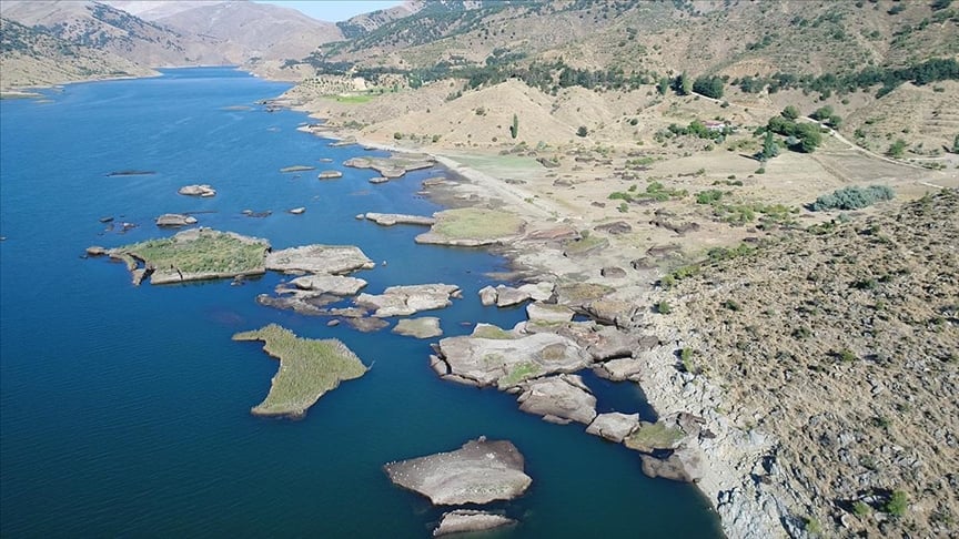 Çat Barajı'ndaki yüzen adalar karaya oturdu 1