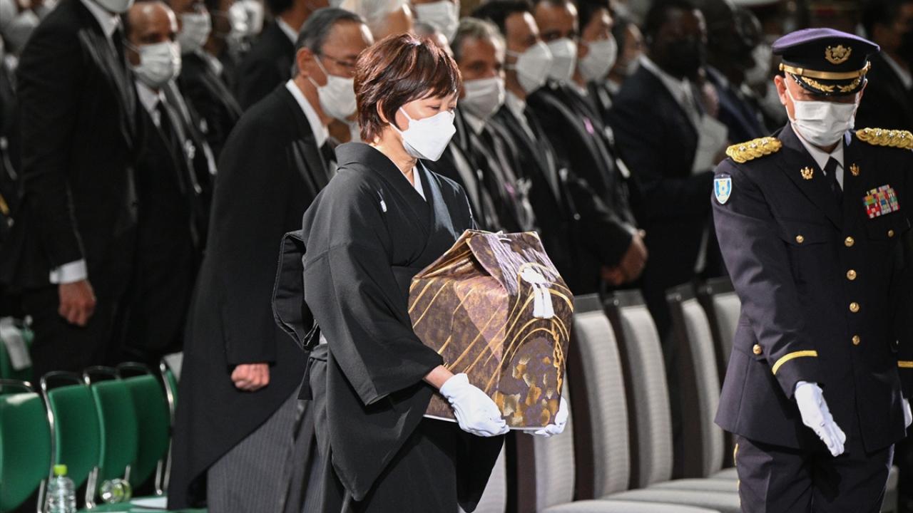 Öldürülen eski Japon Başbakanına 2,5 ay sonra cenaze töreni. Küllerini eşi taşıdı 14
