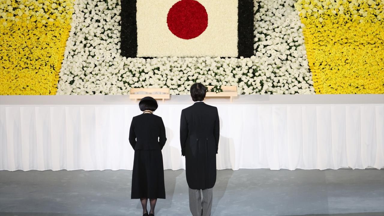 Öldürülen eski Japon Başbakanına 2,5 ay sonra cenaze töreni. Küllerini eşi taşıdı 13