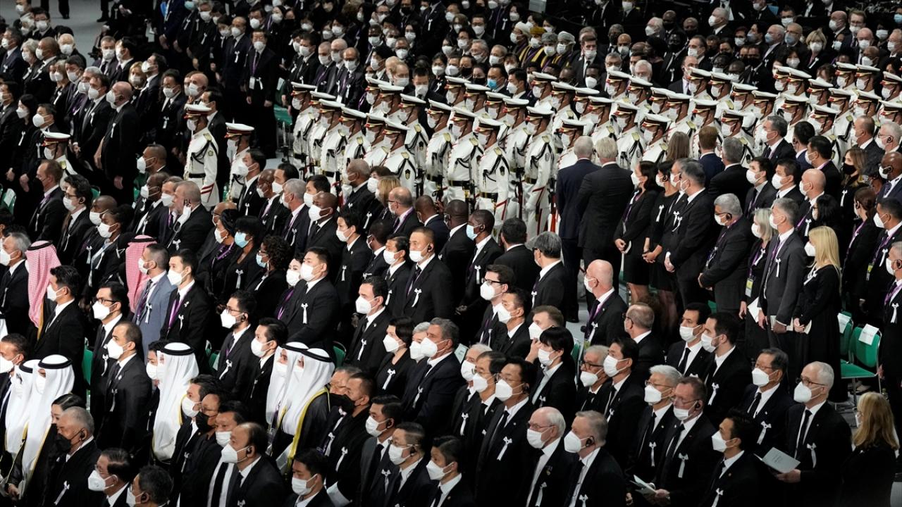 Öldürülen eski Japon Başbakanına 2,5 ay sonra cenaze töreni. Küllerini eşi taşıdı 10