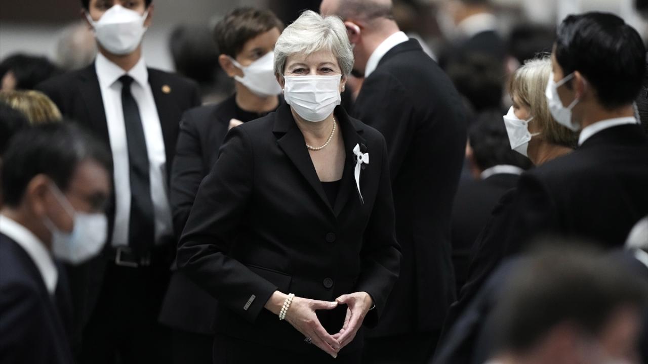 Öldürülen eski Japon Başbakanına 2,5 ay sonra cenaze töreni. Küllerini eşi taşıdı 9