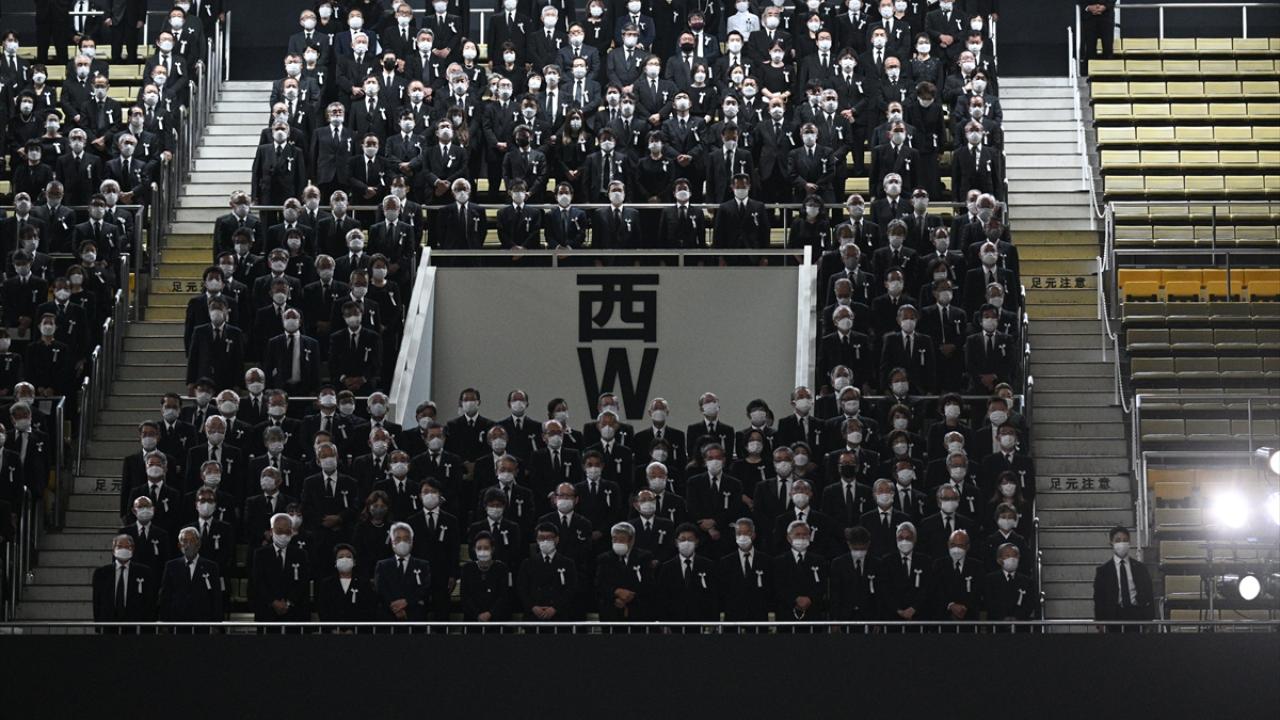 Öldürülen eski Japon Başbakanına 2,5 ay sonra cenaze töreni. Küllerini eşi taşıdı 8