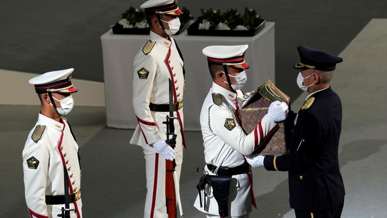 Öldürülen eski Japon Başbakanına 2,5 ay sonra cenaze töreni. Küllerini eşi taşıdı 7