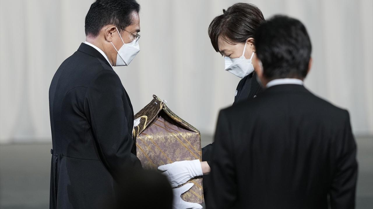 Öldürülen eski Japon Başbakanına 2,5 ay sonra cenaze töreni. Küllerini eşi taşıdı 6
