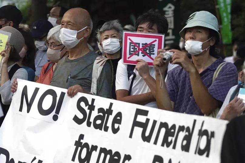 Öldürülen eski Japon Başbakanına 2,5 ay sonra cenaze töreni. Küllerini eşi taşıdı 5