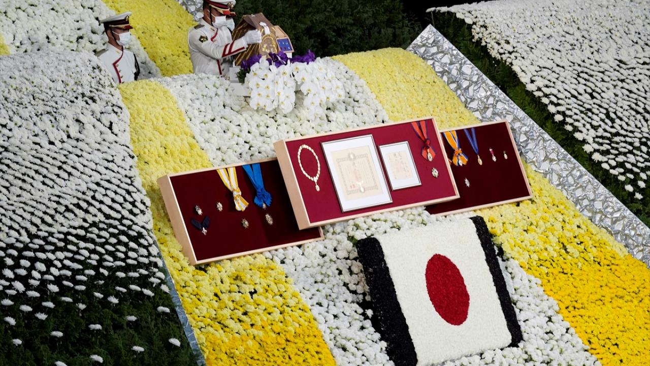 Öldürülen eski Japon Başbakanına 2,5 ay sonra cenaze töreni. Küllerini eşi taşıdı 4