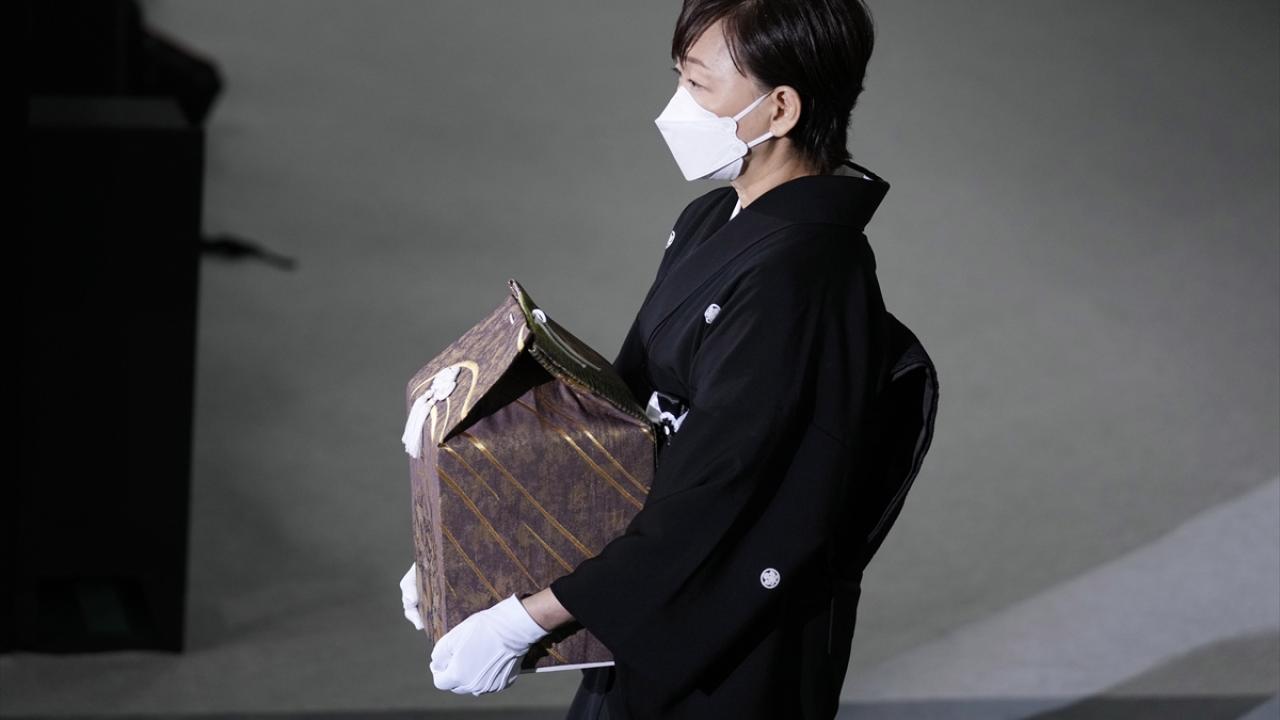 Öldürülen eski Japon Başbakanına 2,5 ay sonra cenaze töreni. Küllerini eşi taşıdı 3