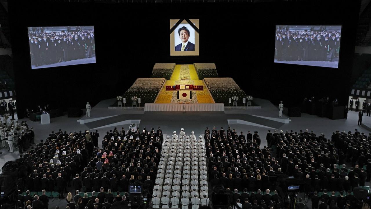 Öldürülen eski Japon Başbakanına 2,5 ay sonra cenaze töreni. Küllerini eşi taşıdı 2