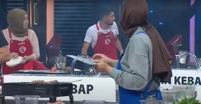 Yarışmacı Fatma Nur hem kendini hem de arkadaşlarını yaktı. MasterChef'te bir kez daha  aynı skandal 4