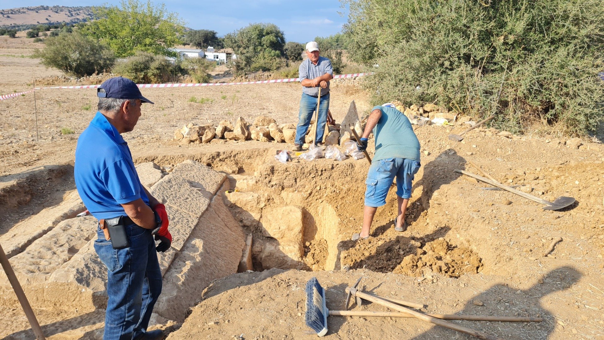 Tarlada 2 bin 400 yıllık oda mezar bulundu 7