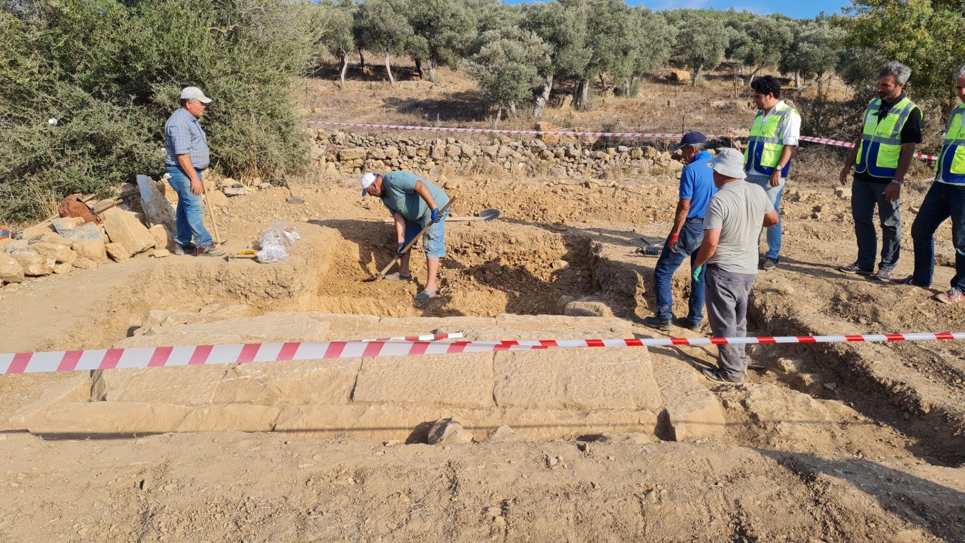 Tarlada 2 bin 400 yıllık oda mezar bulundu 6