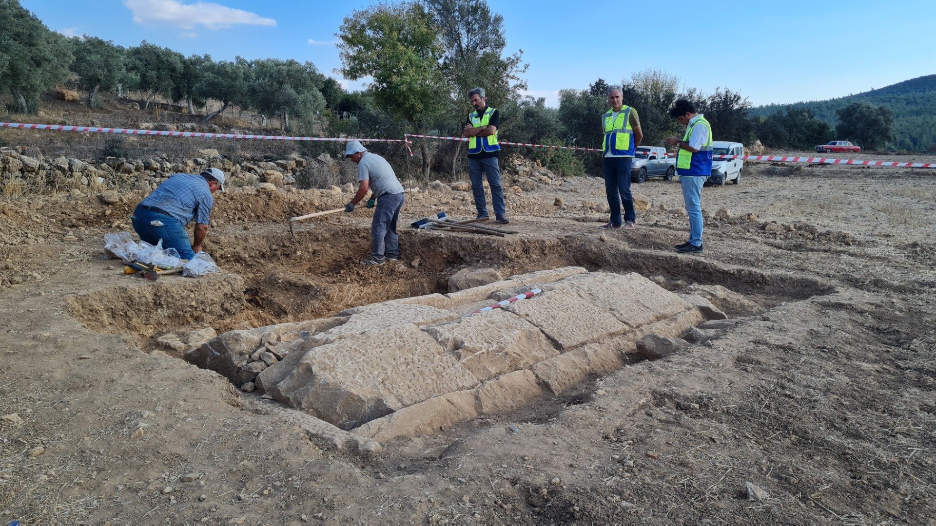 Tarlada 2 bin 400 yıllık oda mezar bulundu 5