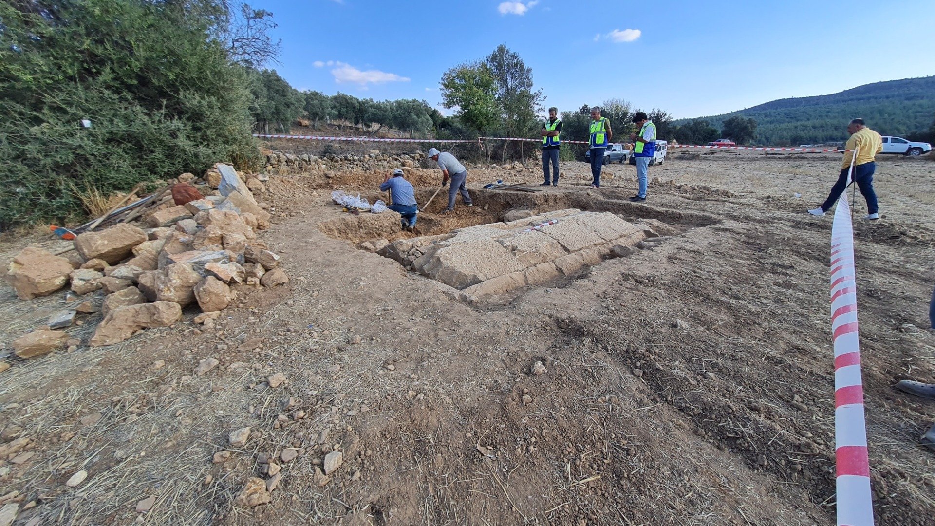 Tarlada 2 bin 400 yıllık oda mezar bulundu 3