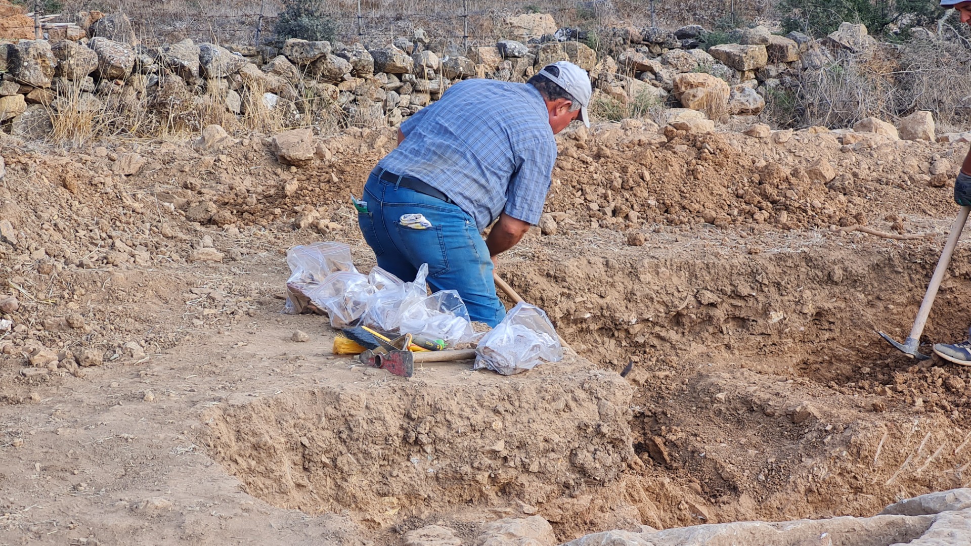 Tarlada 2 bin 400 yıllık oda mezar bulundu 4