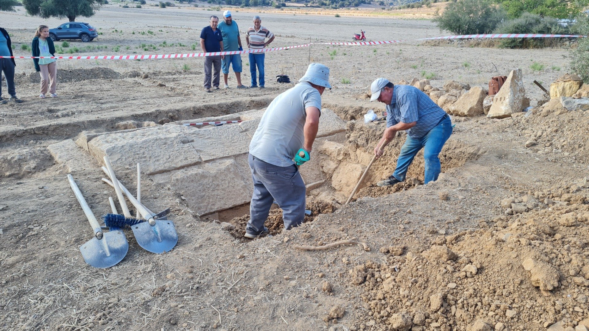 Tarlada 2 bin 400 yıllık oda mezar bulundu 2