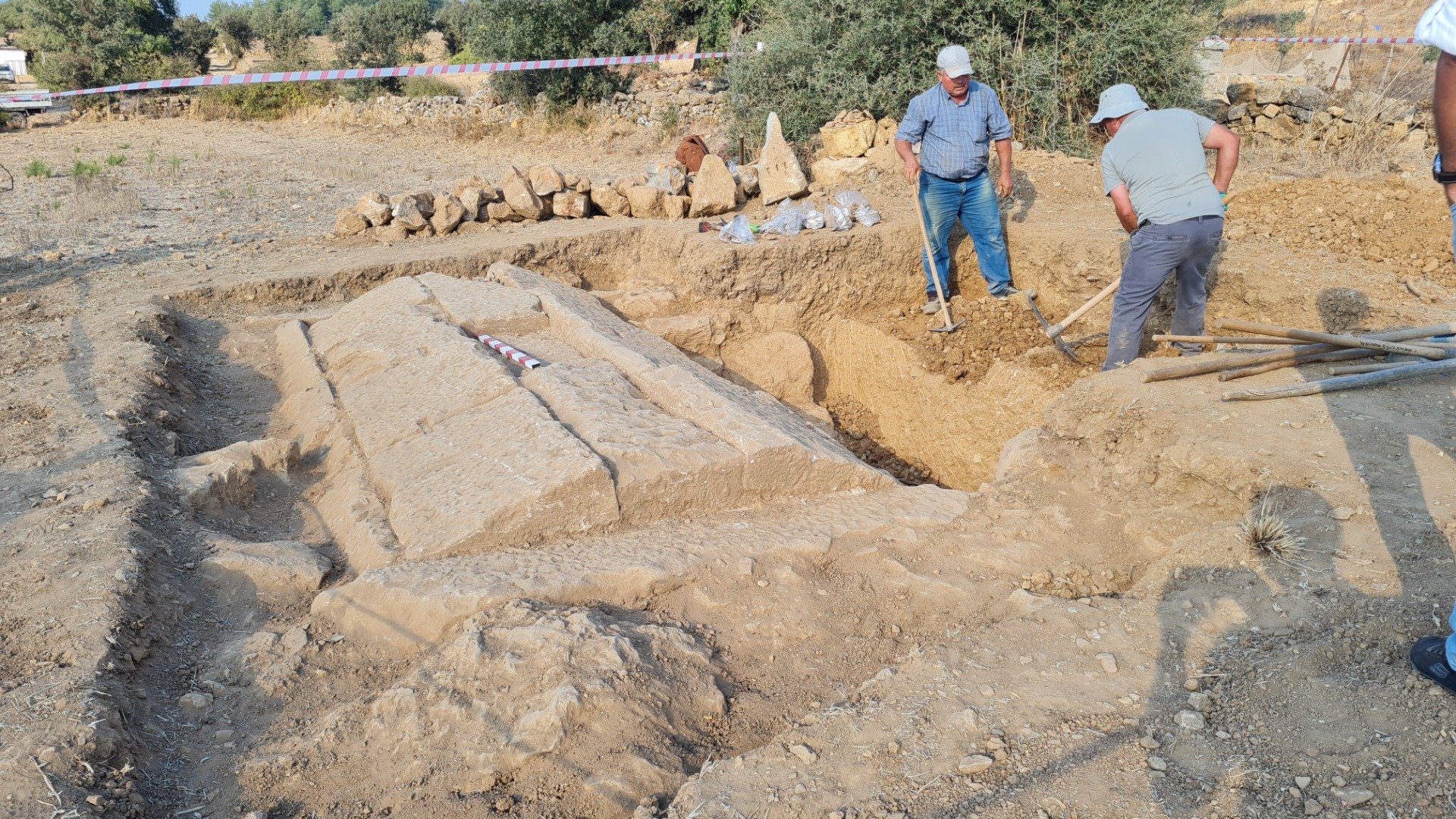 Tarlada 2 bin 400 yıllık oda mezar bulundu 1