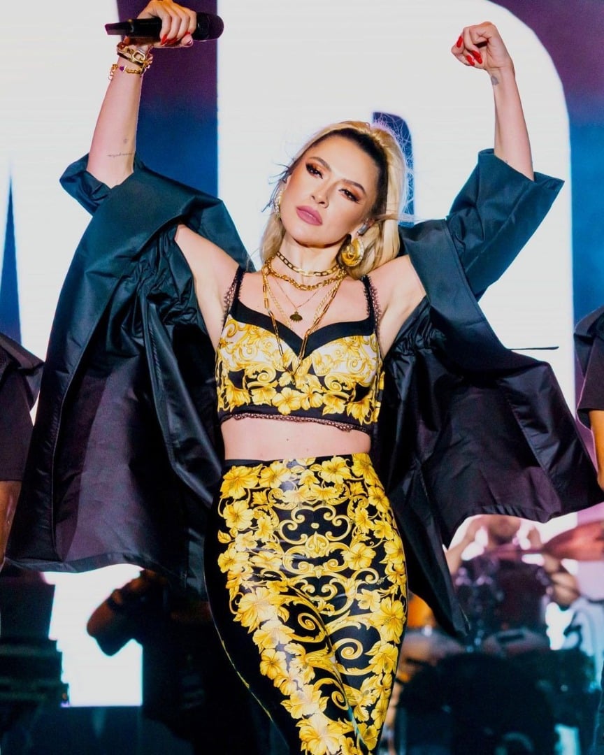 Hadise'den ayrılığın şerefine göğüs dekolteli poz 18