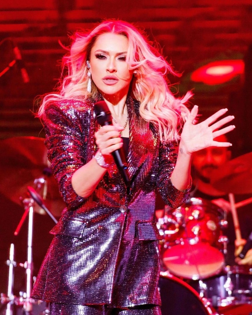 Hadise'den ayrılığın şerefine göğüs dekolteli poz 16