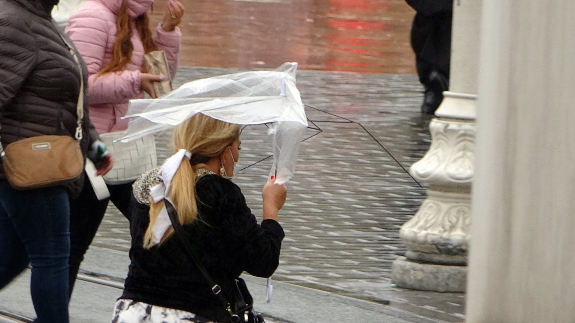 Taksim’de yağmur ve rüzgar vatandaşlara zor anlar yaşattı 10