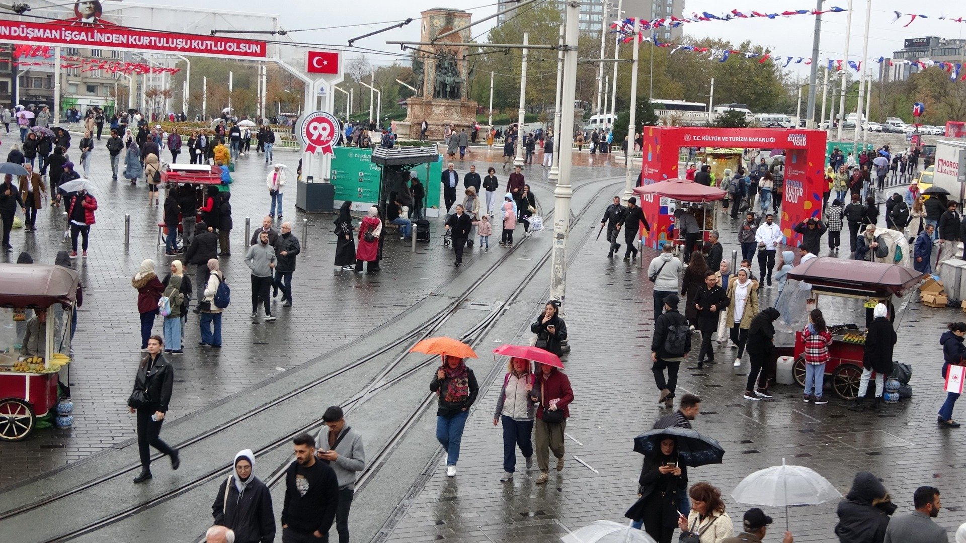 Taksim’de yağmur ve rüzgar vatandaşlara zor anlar yaşattı 12