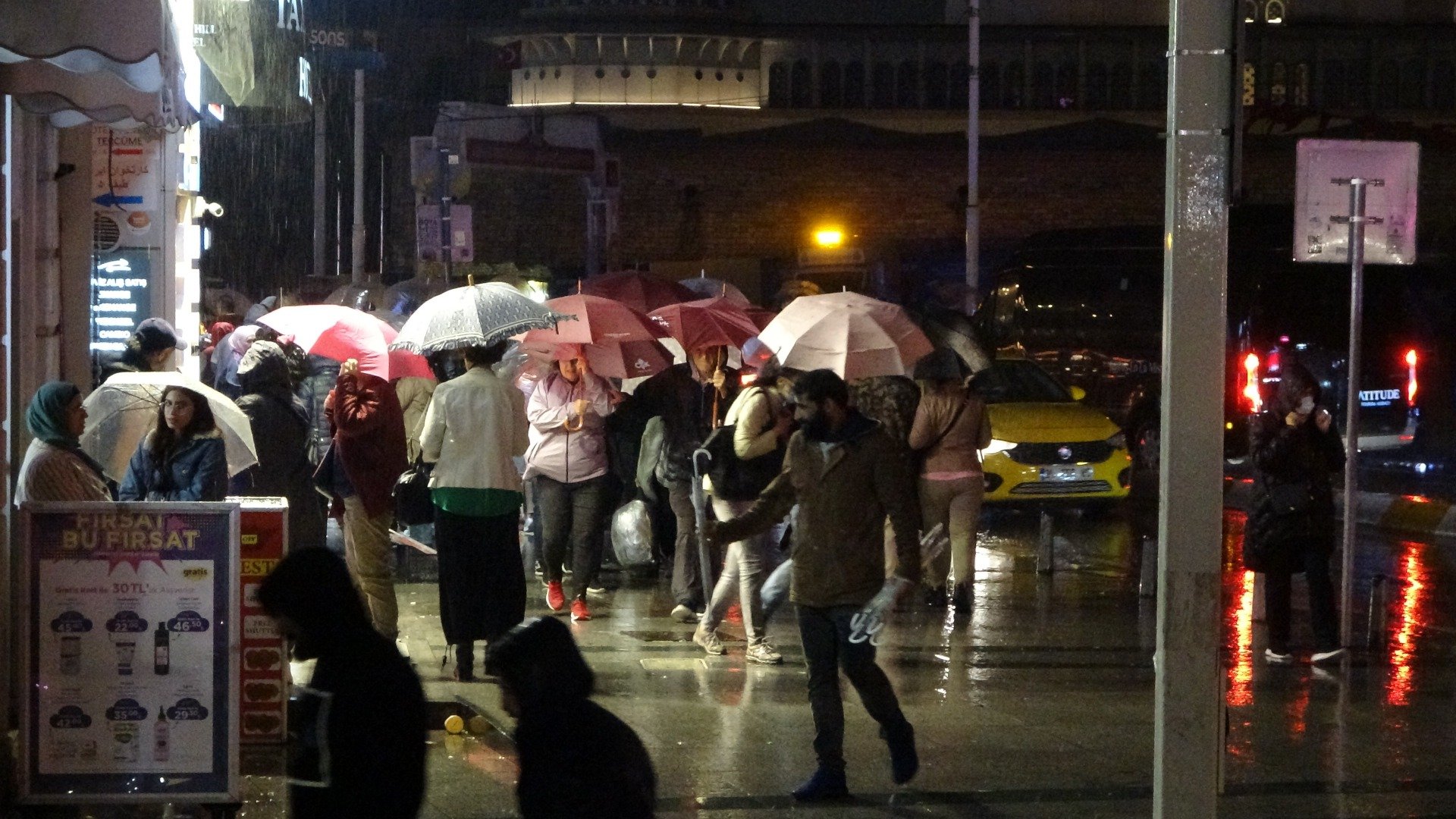 Taksim’de yağmur ve rüzgar vatandaşlara zor anlar yaşattı 1