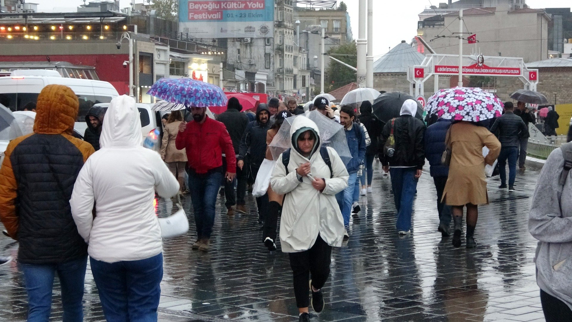 Taksim’de yağmur ve rüzgar vatandaşlara zor anlar yaşattı 2