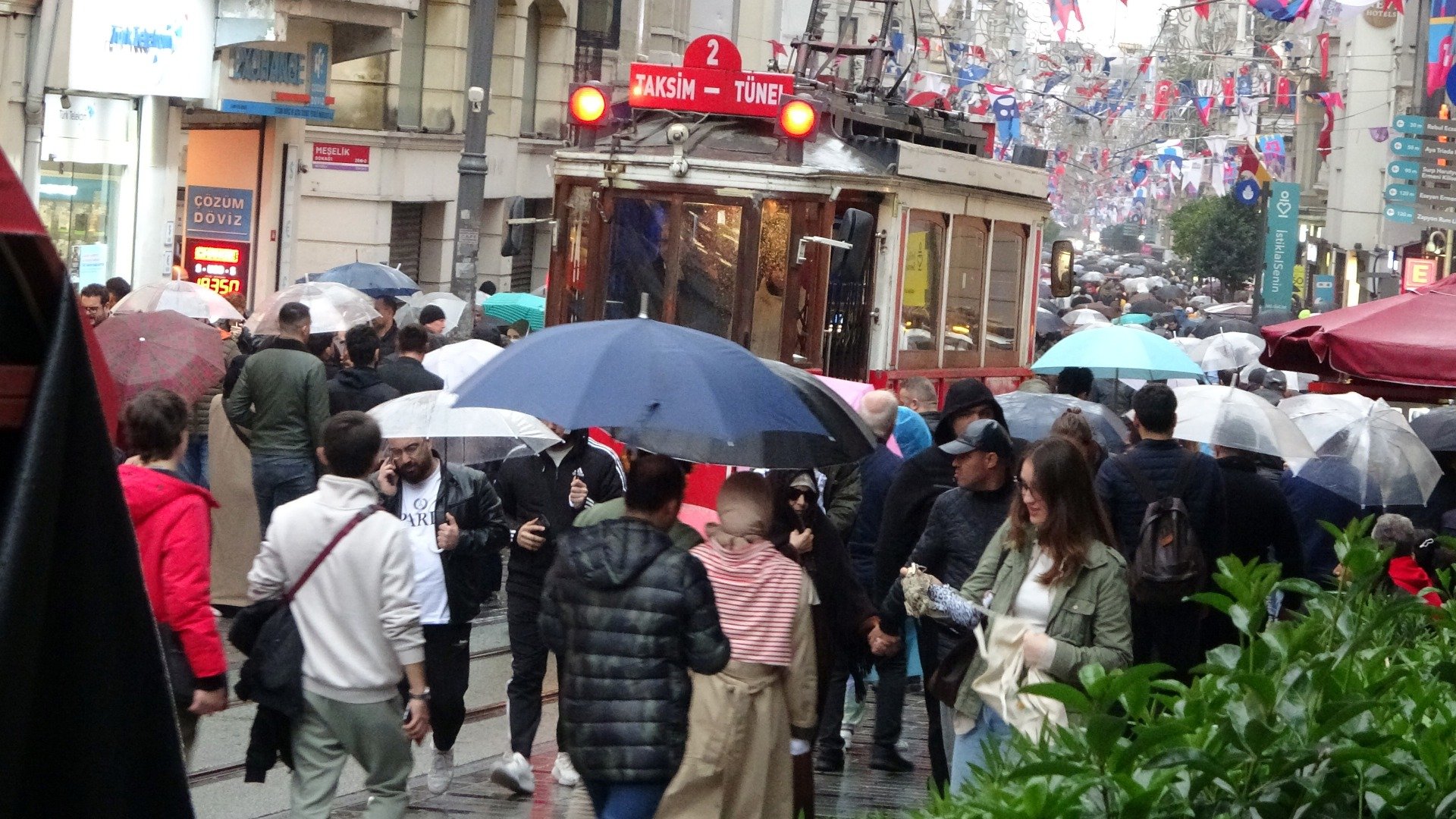 Taksim’de yağmur ve rüzgar vatandaşlara zor anlar yaşattı 7