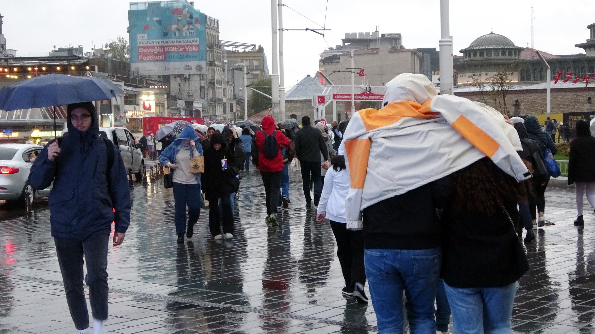 Taksim’de yağmur ve rüzgar vatandaşlara zor anlar yaşattı 6