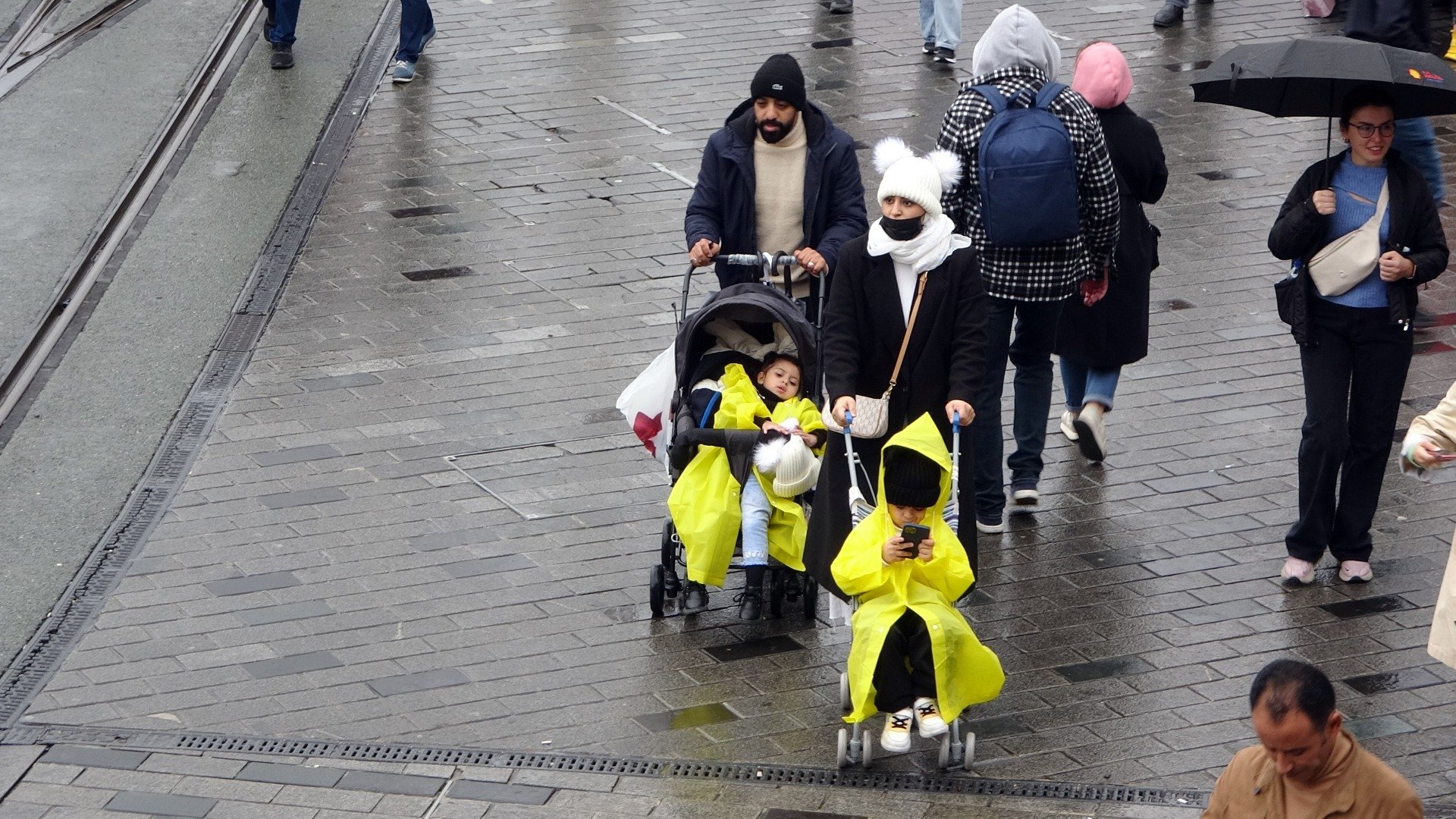 Taksim’de yağmur ve rüzgar vatandaşlara zor anlar yaşattı 9