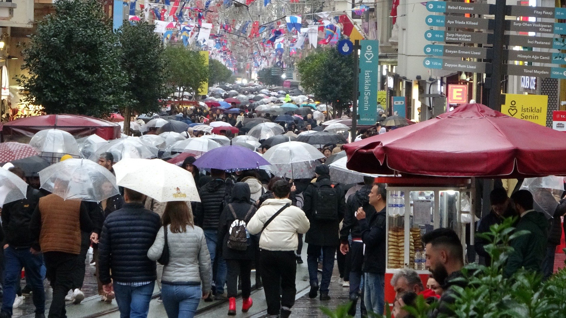 Taksim’de yağmur ve rüzgar vatandaşlara zor anlar yaşattı 5