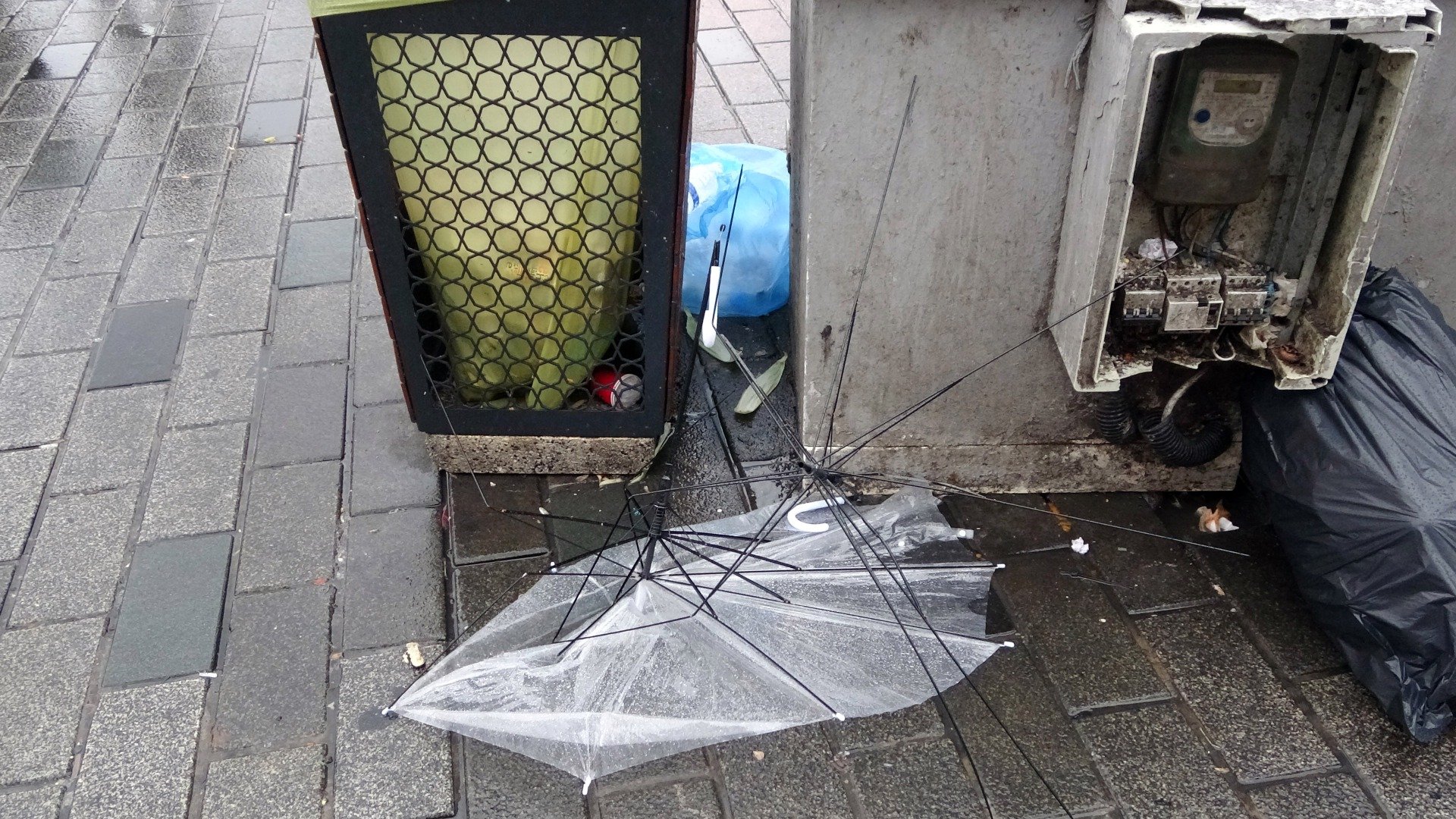 Taksim’de yağmur ve rüzgar vatandaşlara zor anlar yaşattı 4