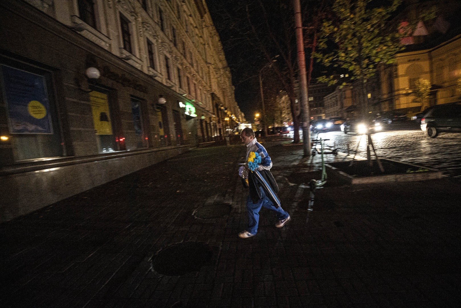 Rus saldırıları nedeniyle altyapısı zarar gören Kiev'de bazı sokaklar  karanlığa büründü 15