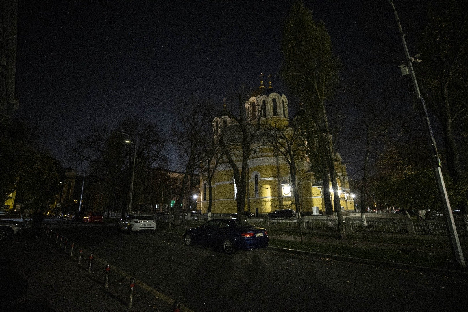 Rus saldırıları nedeniyle altyapısı zarar gören Kiev'de bazı sokaklar  karanlığa büründü 3