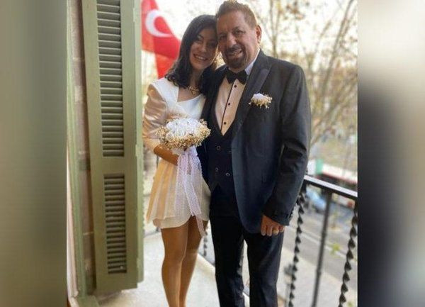 Erman Toroğlu'nun 35 yaş küçük eşi yeni bir fotoğrafını paylaştı 3