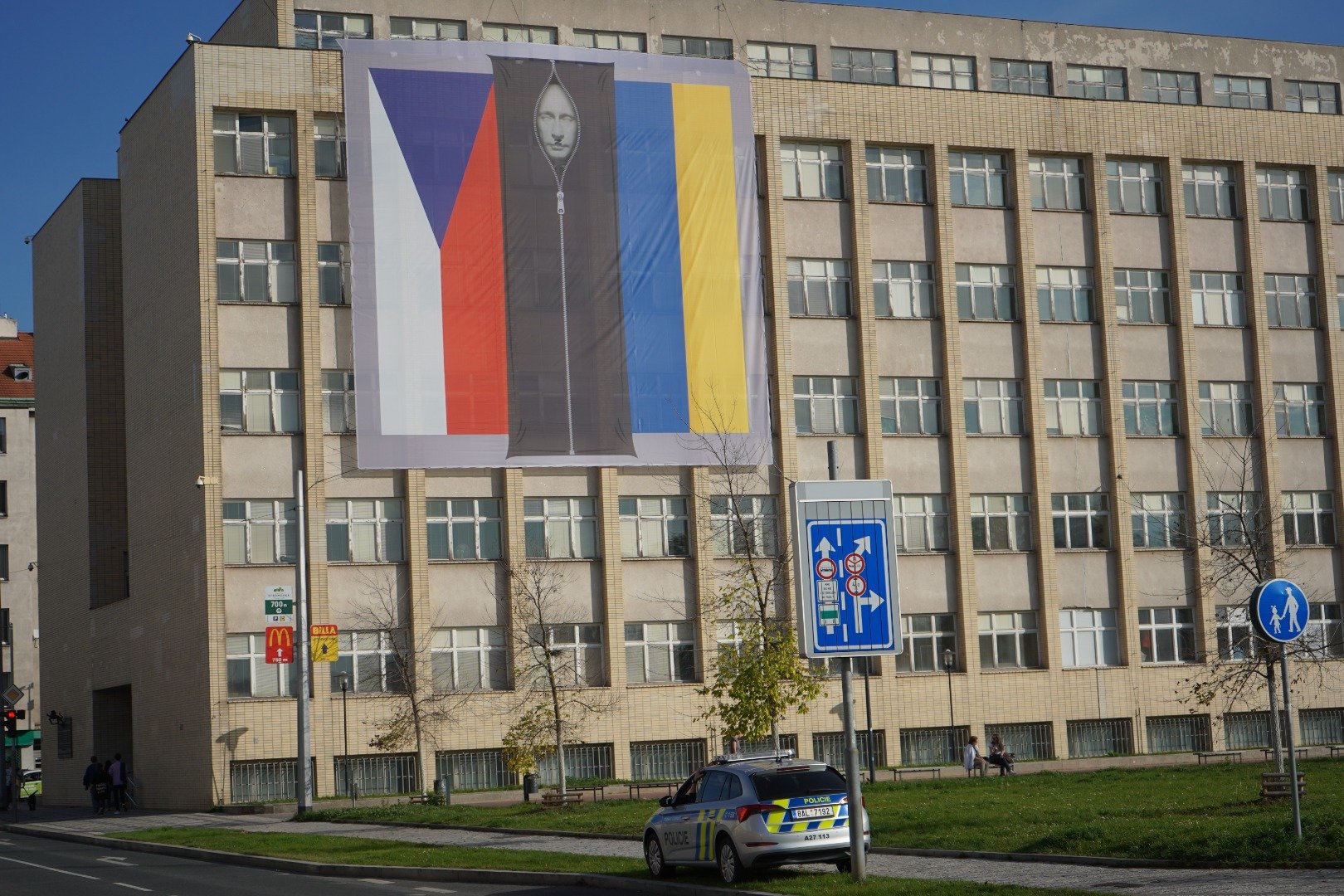 Çekya'da bakanlık binasına Putin'in ceset torbasında fotoğrafı asıldı 7