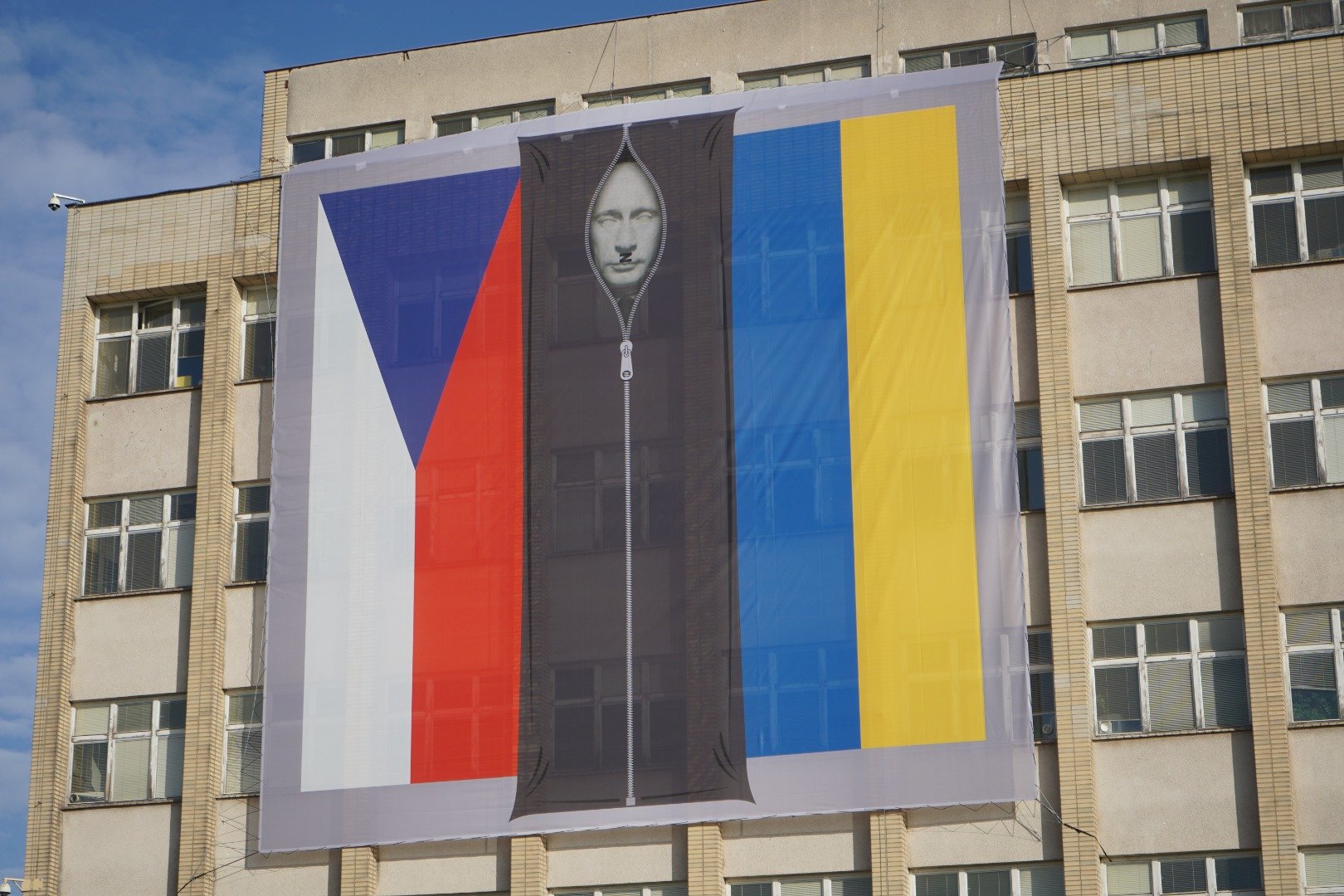 Çekya'da bakanlık binasına Putin'in ceset torbasında fotoğrafı asıldı 5