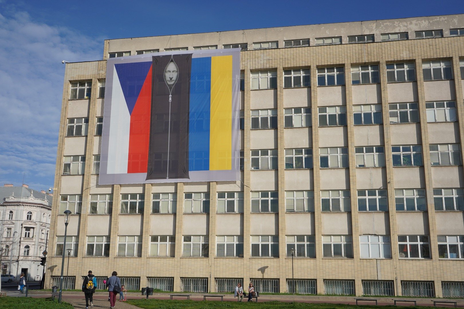 Çekya'da bakanlık binasına Putin'in ceset torbasında fotoğrafı asıldı 4