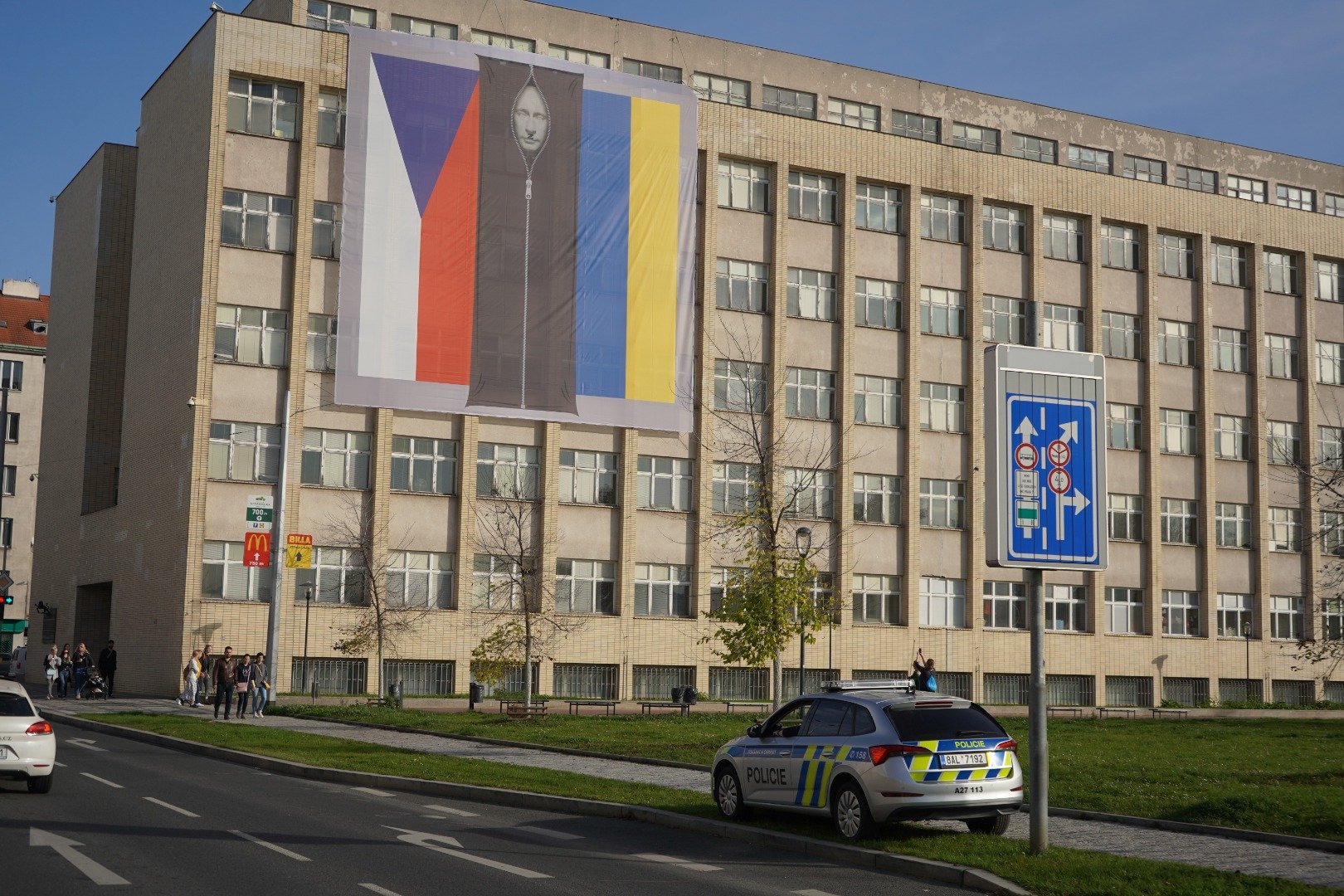 Çekya'da bakanlık binasına Putin'in ceset torbasında fotoğrafı asıldı 2