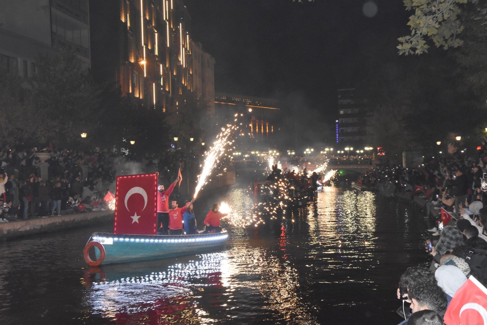 Porsuk Çayı'nda 29 Ekim'e özel fener alayı 2