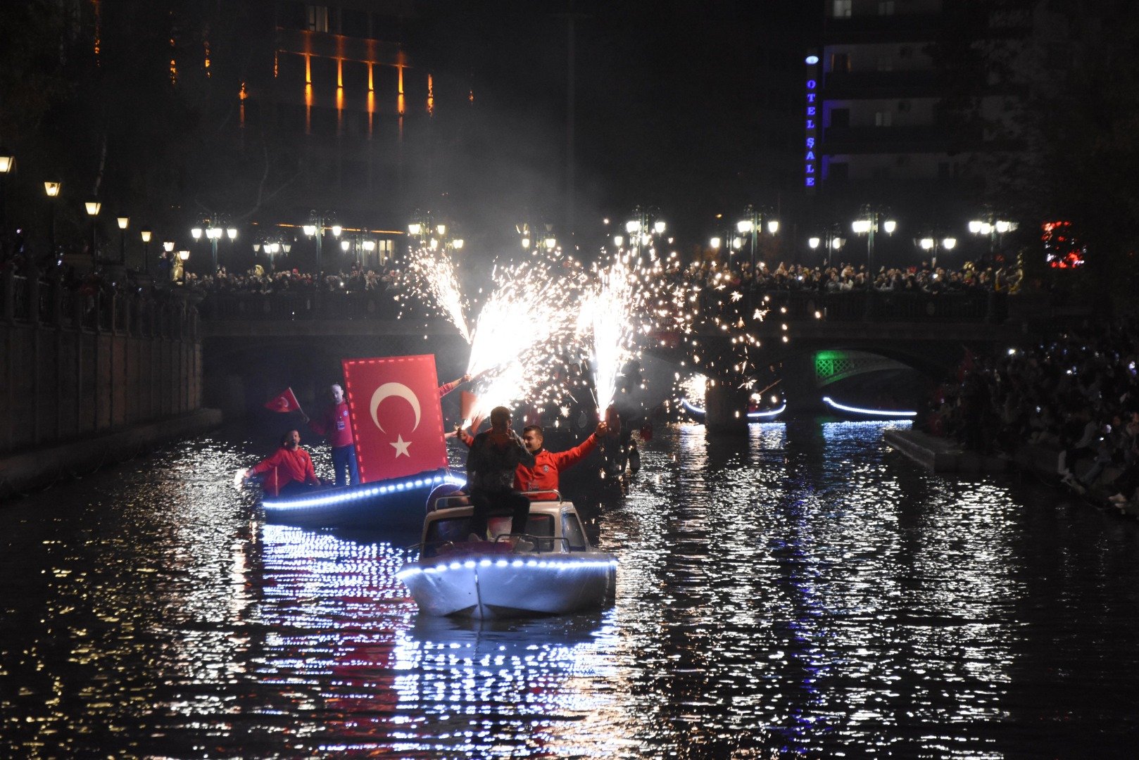 Porsuk Çayı'nda 29 Ekim'e özel fener alayı 1